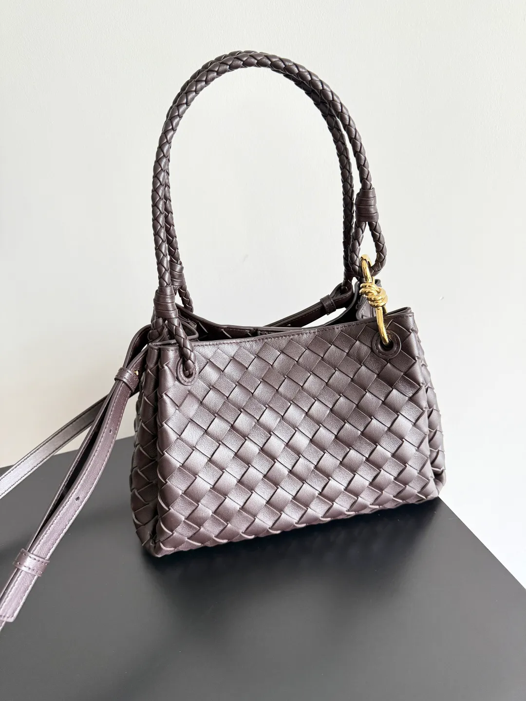 Batch 2060 BOTTEGA VENETA 2025 Autumn New Product Medium Parachuta The long-awaited new medium parachuta is here, with a unique appearance and iconic metal knots, and a whole piece of leather folds the four corners into a parachute shape! The exquisite Knot metal buckle is like putting jewelry on a bag. It is high-end and elegant. Its super capacity can hold all your things! The overall effect of this bag is very different from before. It is neither too delicate to provide a large capacity nor too bulky because of its practicality. It simply provides a perfectly suitable bag for casual and simple people👜 Style number: 835921 Size: 29.5*18.5*17.5cm
